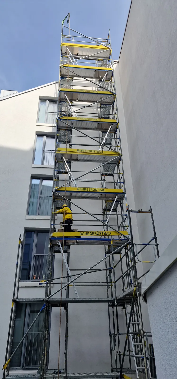 Facade tower scaffold