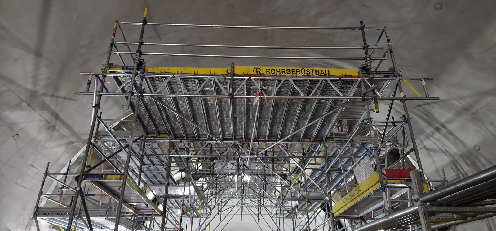 Shoring / load-bearing scaffold